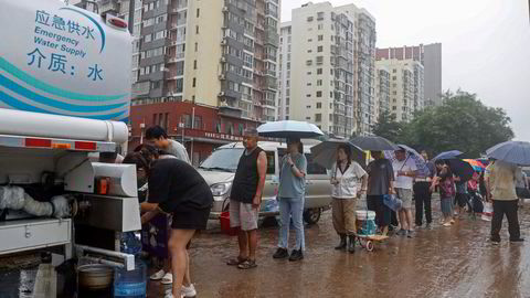Deler av Kina har vært rammet av kraftig uvær de siste ukene. Dette vil også slå inn på den økonomiske aktiviteten. Her fra Mentougou-distriktet i Beijing tirsdag 1. august.