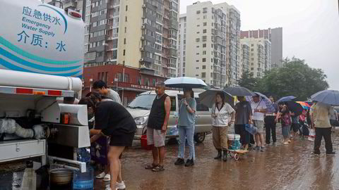 Deler av Kina har vært rammet av kraftig uvær de siste ukene. Dette vil også slå inn på den økonomiske aktiviteten. Her fra Mentougou-distriktet i Beijing tirsdag 1. august.