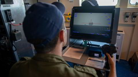 En soldat i den israelske marinen følger med på gassfeltet Leviathan på en dataskjerm, om bord på det israelske marineskipet «Atzmaut», i Middelhavet. Å beskytte Israels naturgassplattformer i Middelhavet, som står for 75 prosent av landets elektrisitet er blant sjøforsvarets viktigste oppgaver. Bildet er tatt i 2021.