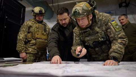 President Volodymyr Zelenskyj (i midten) besøker generaloberst og sjef for bakkestyrkene Oleksandr Syrskyi (til høyre) ved byen Kupjansk. Planer legges mens russiske styrker angriper.