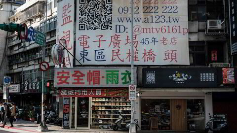 Etter presidentvalget i Taiwan ble valgkampanjeplakatene på bygninger fjernet mandag morgen.