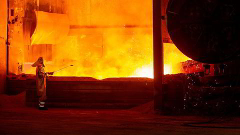 Flytende mangan helles over i støpekaret inne i produksjonsanlegget til Eramet i Sauda. Ansatte i bedriften er i streik for første gang på 52 år.