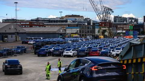 Tesla leverte ut over 5000 biler i mars. Her losses de første Model Y av en båt i Oslo i august i fjor.