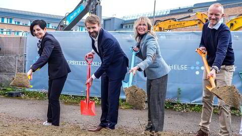 Helse- og omsorgsminister Jan Christian Vestre tar første spadetak på Nye Rikshospitalet med blant annet Oslos ordfører Anne Lindboe.
