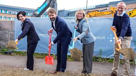 Helse- og omsorgsminister Jan Christian Vestre tar første spadetak på Nye Rikshospitalet med blant annet Oslos ordfører Anne Lindboe.