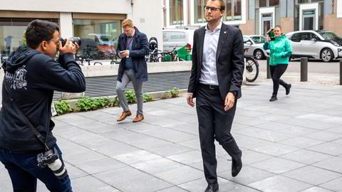 KrF-leder og statsråd Kjell Ingolf Ropstad på vei til pressekonferansen hvor han beklaget handlemåten i saken om sin pendlerbolig.