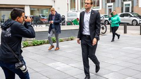 KrF-leder og statsråd Kjell Ingolf Ropstad på vei til pressekonferansen hvor han beklaget handlemåten i saken om sin pendlerbolig.