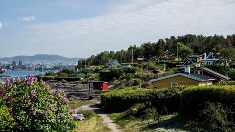 Hyttebebyggelse på Lindøya med Oslo rådhus i bakgrunnen.