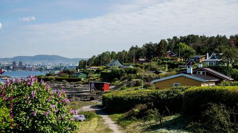 Hyttebebyggelse på Lindøya med Oslo rådhus i bakgrunnen.