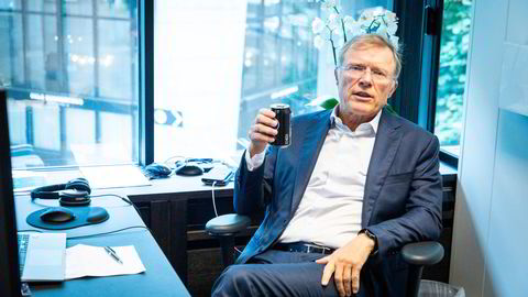 I fjor sluttet Peter Hermanrud som sjefstrateg i Sparebank 1 Markets for å forvalte egne midler på heltid. Her nyter han en boks Pepsi Max i sitt nye kontor på Aker Brygge. – Jeg prøvde å slutte med både Pepsi Max og kaffe en gang. Da hadde jeg hodepine i en måned, sier Hermanrud.