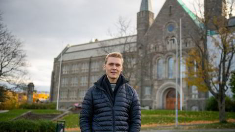 Henrik Vassbotten, sisteårsstudent ved Indøk NTNU og nyansatt i McKinsey, foran velkjente NTNU Gløshaugen i Trondheim.