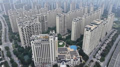 Eiendomsselskapet Country Garden er et av rundt 50 kinesiske eiendomsselskaper som kan få tilgang til arbeidskapital og nødfinansiering fra statseide banker for å ferdigstille boliger. Her fra et eiendomsprosjekt i Zhenjiang i Jiangsu-provinsen.