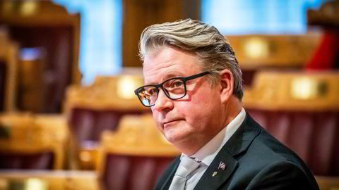 Tidligere justisminister Per-Willy Amundsen trekker seg nå som leder av justiskomiteen på Stortinget etter hans opptreden på Facebook.