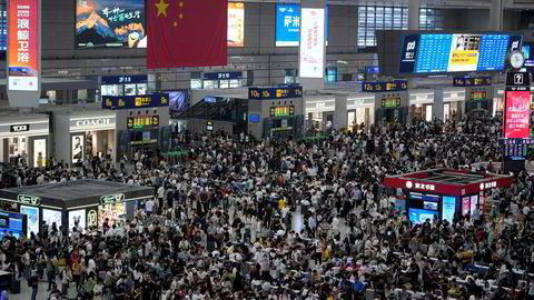 Kina tar fri hele denne uken. Her fra hovedjernbanestasjonen Hongqiao i Shanghai, hvor svært mange har satt seg på tog til andre deler av landet.