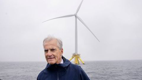 Statsminister Jonas Gahr Støre greide å få inn bud på Norges første store havvindprosjekt. Her står han foran et demonstrasjonsanlegg utenfor Karmøy i fjor.