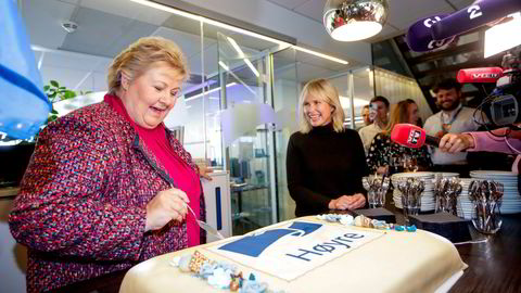 Dagen etter valgseieren feirer Erna Solberg med kake sammen med Høyre-politiker Anne Lindboe. Fire dager tidligere satt hun ifølge henne selv «på en dårlig følelse» om ektemannens aksjehandel.