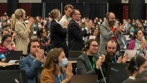 Norges klima- og miljøminister Espen Barth Eide (Ap) og andre delegater applauderer avtalen om biodiversitet i Montreal, Canada like før jul.