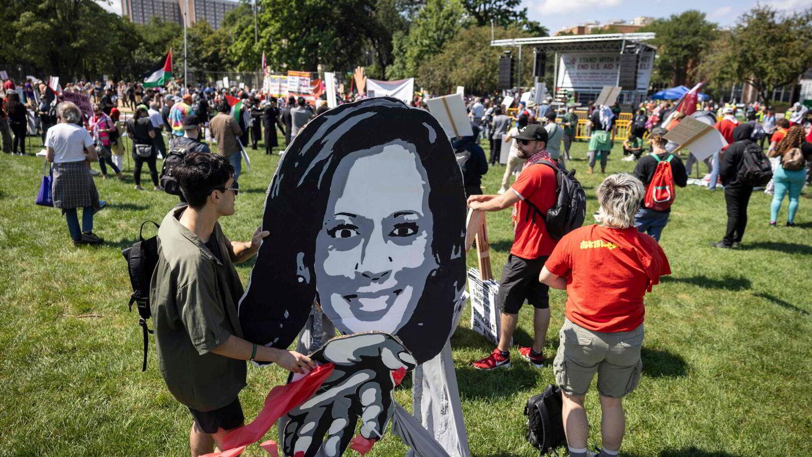 Titusener av delegater og demonstranter i Chicago til Demokratenes landsmøte