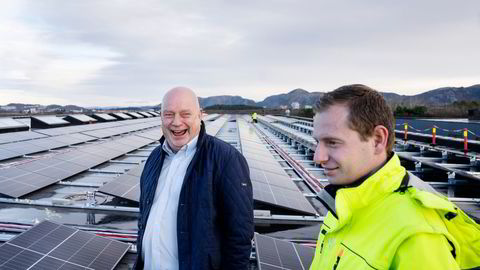 Gründer Aksel Kverneland har lagt solenergianlegg på mange tak i oljefylket Rogaland. Nå håper han å runde milliarden i omsetning for Kverneland Energi. Her er han sammen med sønnen Martin Kverneland.