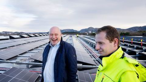 Gründer Aksel Kverneland har lagt solenergianlegg på mange tak i oljefylket Rogaland. Nå håper han å runde milliarden i omsetning for Kverneland Energi. Her er han sammen med sønnen Martin Kverneland.