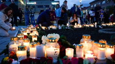 Blomster og tenner lys på Stortorvet i Kongsberg etter at en mann drepte fem personer i byen onsdag kveld.