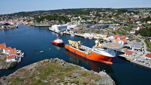 Skipet Norman Baltic foran Solstad Offshores hovedkontor i Skudeneshavn nord for Stavanger og sør for Haugesund.