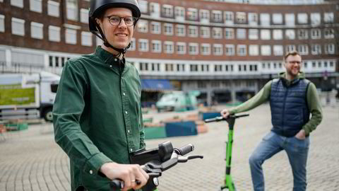 Tobias Balchen (venstre) er daglig leder i Ryde. Neste uke blir det avgjort hvilke tre selskaper som vinner anbudet i Oslo. Ryde kom på tredjeplass i en lignende konkurranse i Trondheim denne uken. Medgründer Espen Rønneberg i bakgrunnen.