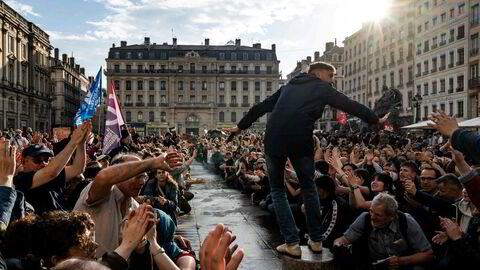 Anti ytre høyre-demonstrater samlet seg på Terreaux-plassen i Lyon, Frankrike, etter at resultatene i europaparlamentsvalget viste at ytre høyre sikret flere seter i parlamentet som følge av høyprofilerte seiere i Italia, Østerrike og Frankrike.