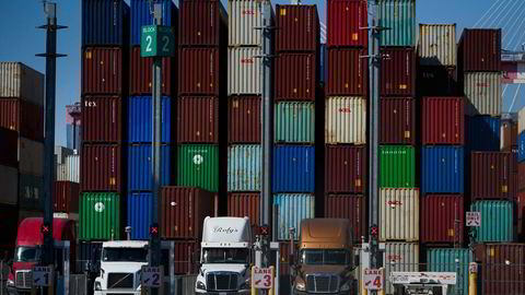 Flaskehalsene på verdenshavene og ved containerhavnene har nesten forsvunnet helt. Her fra containerhavnen ved Port of Long Beach like ved Los Angeles i California.