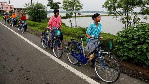 Ikke bare skolejentene som ble tildelt sykkel i det indiske reformprogrammet, men også mødrene deres fikk betydelig mer makt i hjemmet og i noen grad i landsbyen.