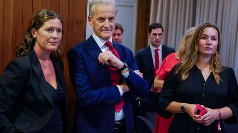 Det var dempet stemning på bakrommet da partileder Jonas Gahr Støre og statssekretær Astrid Huitfeldt fikk de første tallene på Arbeiderpartiets valgvake i Folkets Hus i Oslo mandag kveld.
