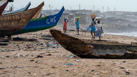 En forsøplet strand i havnebyen Tema utenfor Accra i Ghana.