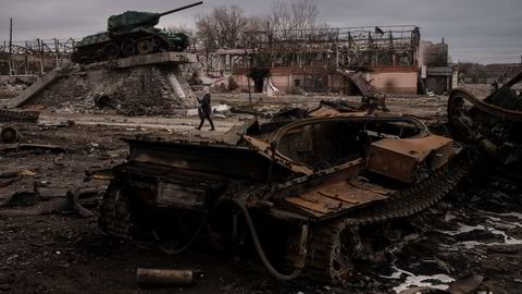 Krig fører til enorme ødeleggelser på både bygninger og miljøet. Her er skadene etter kampene i byen Trostsyanets som nylig ble gjenerobret av ukrainske soldater.