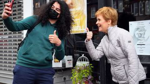 Nicola Sturgeon (til høyre), leder for Scottish National Party (SNP) og førsteminister i Skottland, begeistrer de unge. Her på gaten i Glasgow.