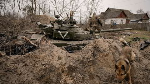 Paradoksalt nok blir verden bare mer avhengig av den saudiarabiske oljen etter invasjonen av Ukraina, skriver artikkelforfatteren. Bildet viser en forlatt russisk tanks i Andrivka, Ukraina.
