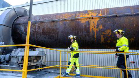 Forrige uke ble det kjent at Kronos Titan nedskalerer produksjonen med en tredjedel og flytter den til Tyskland – som et kortsiktig grep etter omfattende gasstøtte i Tyskland. Her går Hanne E. Ramberg, QHSE-ansvarlig og Jan Klauset, administrerende direktør, langs en 60 år gammel glødeovn som nå er nedstengt.