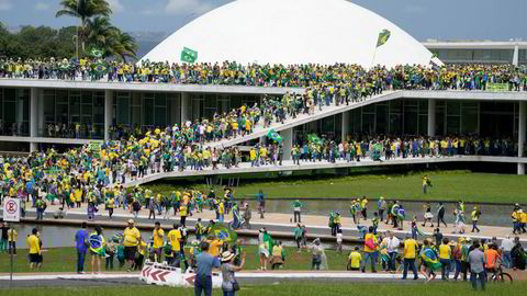 Her stormer Bolsonaro-tilhengere kongressbygningen i Brasilia søndag. Demonstrantene nektet å godta at venstresidens Luis Inacio Lula da Silva er blitt landets nye president.