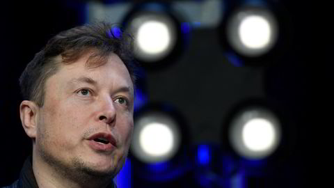 Elon Musk på en konferanse i mars i 2020. Nå er Musk i hardt vær etter at mange Twitter-ansatte mener han forsøker å omgå Californias lover knyttet til nedbemanninger.