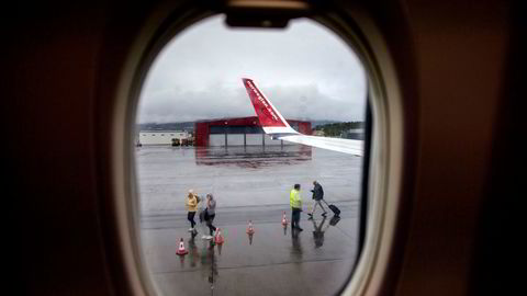Flyene er våre tog, våre trikker og våre busser, skriver artikkelforfatterne. Bilde fra Alta lufthavn