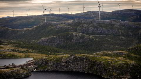 Eierne av vindkraftanleggene har dermed i dag ikke noe selvstendig rettslig grunnlag for fortsatt drift av vindturbinene på Fosen, skriver artikkelforfatteren.