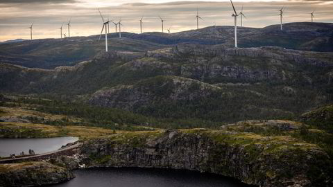 Eierne av vindkraftanleggene har dermed i dag ikke noe selvstendig rettslig grunnlag for fortsatt drift av vindturbinene på Fosen, skriver artikkelforfatteren.