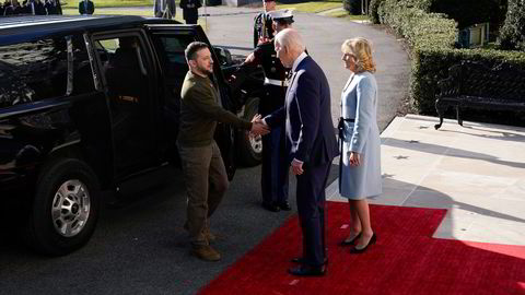 Den amerikanske presidenten Joe Biden og Jill Biden tar imot den ukrainske presidenten Volodymyr Zelenskyy ved Det hvite hus onsdag.