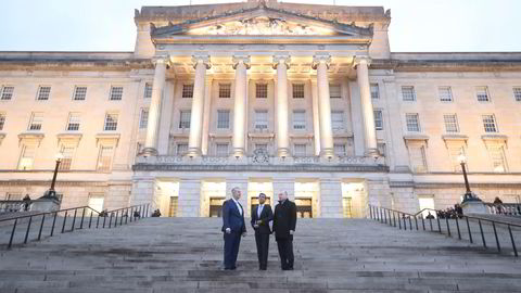 Presidenten i lokalparlamentet Edwin Poots, Storbritannias statsminister Rishi Sunak og den britiske Nord-Irland ministeren Chris Heaton-Harris på vei til nordirsk gjenåpning av Stormont-parlamentet utenfor Belfast mandag.
