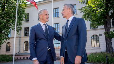 Jonas Gahr Støre ønsker Jens Stoltenberg lykke til med sin nye hverdag når han er ferdig som Nato-sjef 1. oktober. Her fra da de møttes på utenriksministermøtet i Oslo i fjor.