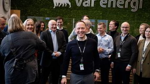 Torger Rød er i strålende humør etter at børsnoteringen onsdag. Her er han sammen med teamet som har jobbet med børsintroduksjonsprospektet.
