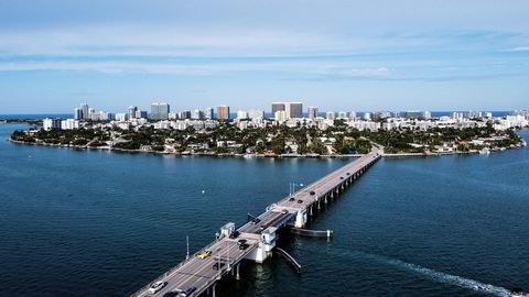 Amazon-grunnlegger har flyttet fra Seattle til Miami, hvor han har kjøpt flere eiendommer på Indian Creek. Han har solgt aksjer for over 40 milliarder kroner den siste uken. Bildet er tatt fra Indian Creek med utsikt over Miami.