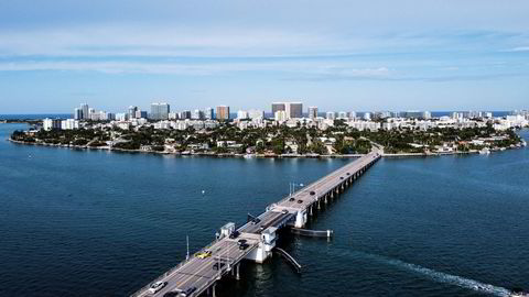 Amazon-grunnlegger har flyttet fra Seattle til Miami, hvor han har kjøpt flere eiendommer på Indian Creek. Han har solgt aksjer for over 40 milliarder kroner den siste uken. Bildet er tatt fra Indian Creek med utsikt over Miami.