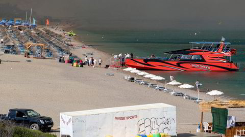 Turister evakueres fra en strand på Rhodos i helgen. Estimatene på hvor mange som er evakuert så langt, veksler mellom 19.000 og 30.000.