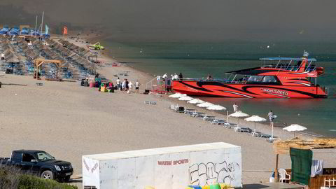 Turister evakueres fra en strand på Rhodos i helgen. Estimatene på hvor mange som er evakuert så langt, veksler mellom 19.000 og 30.000.