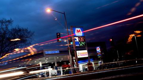 Energiprisene presser opp inflasjonen i USA. Her fra en bensinstasjon i hovedstaden Washington, D.C.